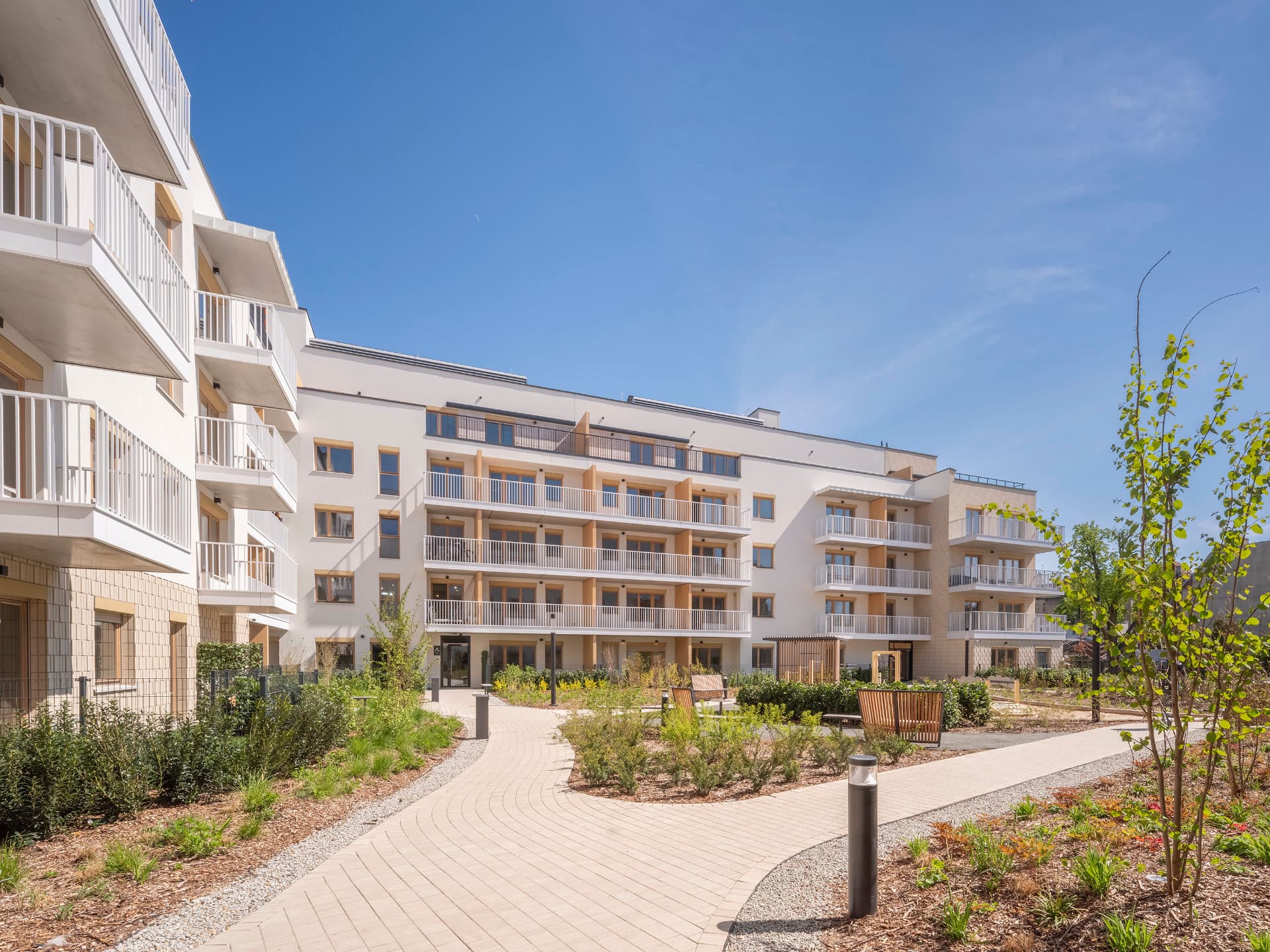 building b10 with courtyard